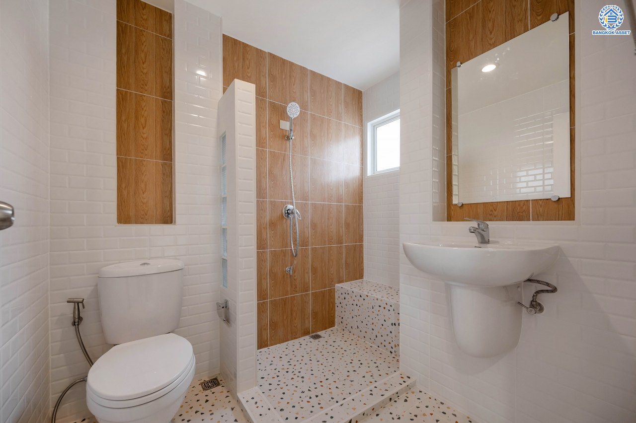 บ้านมือสองตกแต่งใหม่ โครงการ เพอร์เฟคพาร์ค วัดพระนอน จากแบรนด์ Property Perfect เนื้อที่ 56 ตร.ว. พื้นที่ใช้สอย 195.07 ตร.ม. ฟังก์ชัน 3 ห้องนอน 3 ห้องน้ำ 1 ห้องอเนกประสงค์ 2 ที่จอดรถ พร้อม Facilities ครบครัน บนทำเลเชื่อมต่อถนนกาญจนาฯ ใกล้ทางด่วน "ศรีรัช" เซ็นทรัลเวสต์เกต และรถไฟฟ้าสายสีม่วง "สถานีตลาดบางใหญ่"